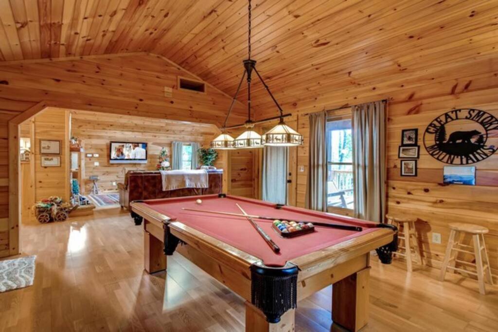 Вилла Great Location Pool Table Hot Tub Гатлинбург Экстерьер фото