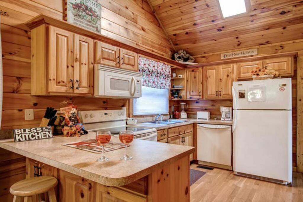 Вилла Great Location Pool Table Hot Tub Гатлинбург Экстерьер фото