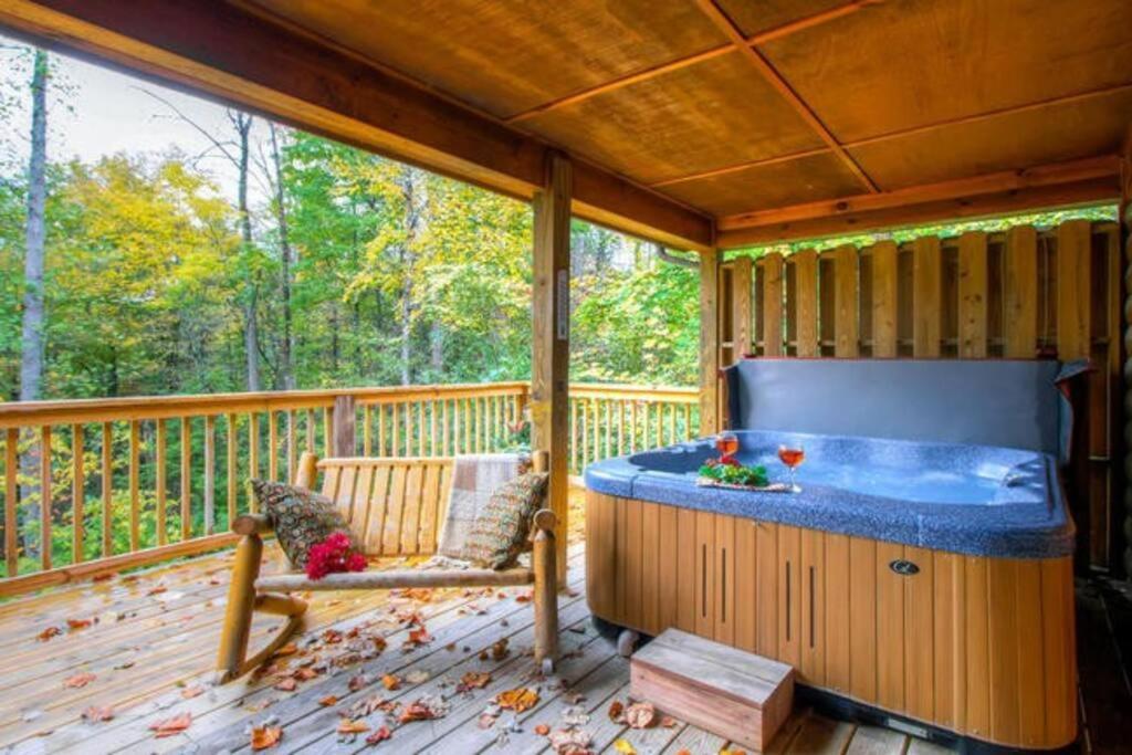 Вилла Great Location Pool Table Hot Tub Гатлинбург Экстерьер фото