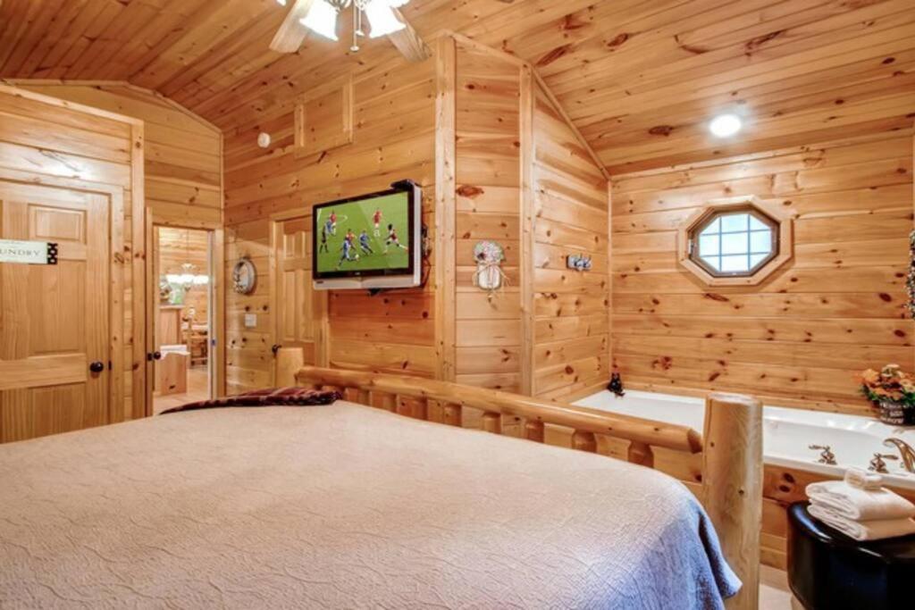 Вилла Great Location Pool Table Hot Tub Гатлинбург Экстерьер фото